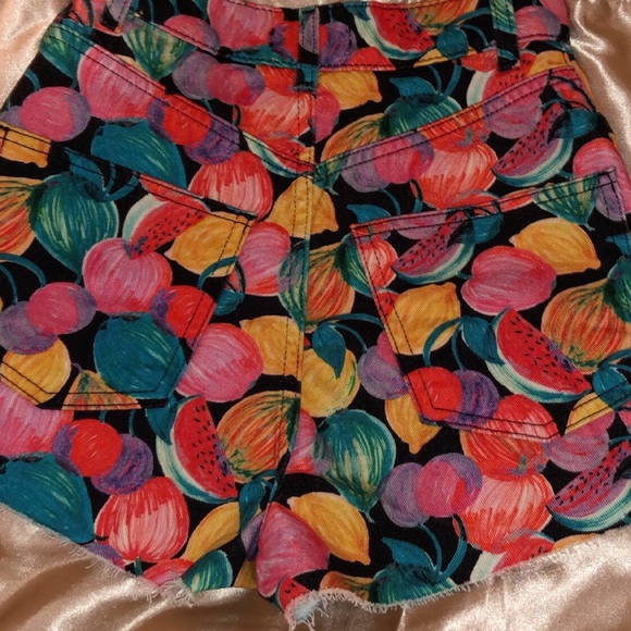 High waisted Zara fruit pattern shorts size 0 - Picture 2 of 3